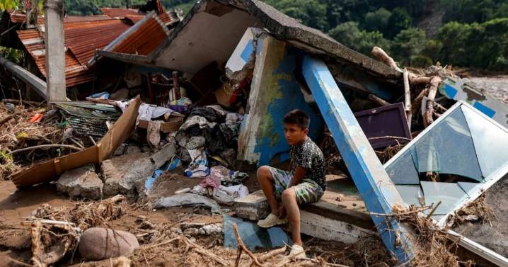 Damnificados por las inundaciones en Veracruz, bloquearon el puente Tuxpan para exigir ser incluidos en el censo del Bienestar; afirman que no han recibido respuesta tras perder casas y negocios