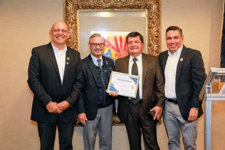 Reconoce Club Rotario Saltillo a Francisco Muñiz, fotoperiodista de VANGUARDIA, por 34 años de labor