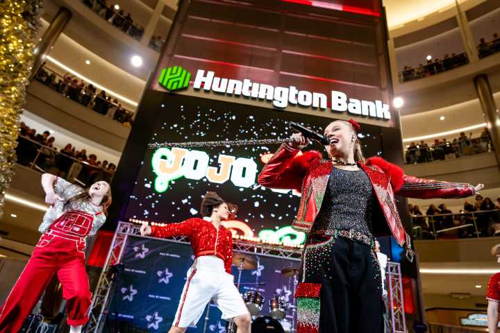 JoJo Siwa performed at MOA hours after being hospitalized