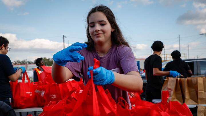 Feeding Tampa Bay provides Thanksgiving meals to families in need