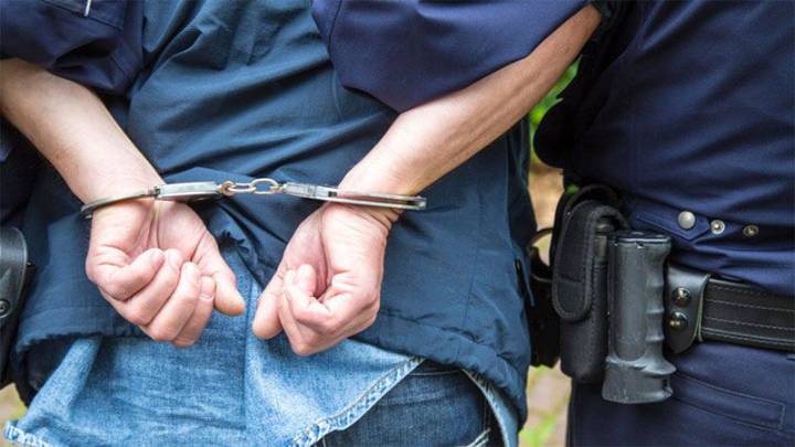 “Te voy a matar”: un hombre atacó a policías, destruyó la ventanilla del patrullero y terminó aprehendido