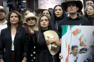 Asume esposa del asesinado alcalde de Uruapán, Grecia Itzel el cargo de alcaldesa