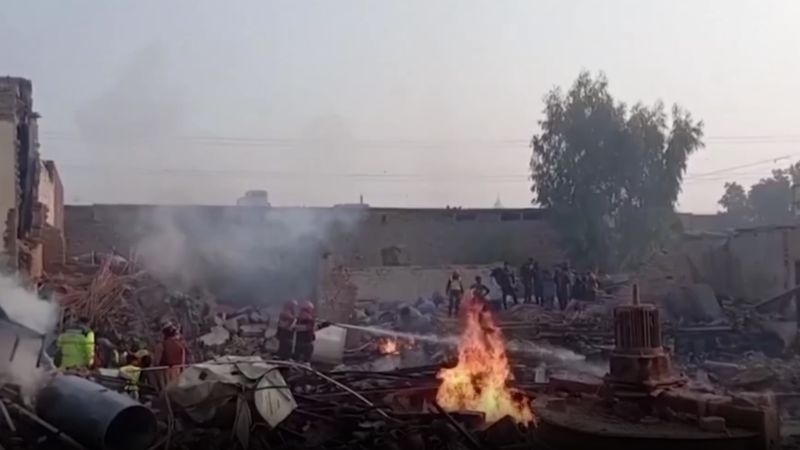 Una explosión en una fábrica en Pakistán deja al menos 15 muertos