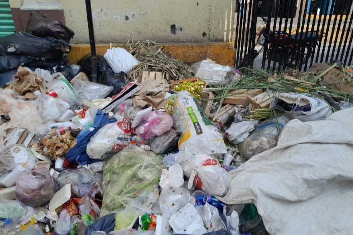 Dejan montones de basura tras Día de Muertos en Toluca y Metepec