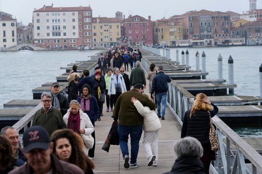 Venecia revive puente flotante de 400 metros hacia el cementerio insular por el Día de los Difuntos