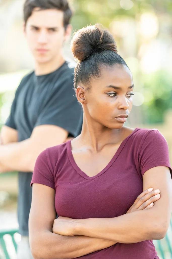 Las verdaderas razones por las que evitas los planes con tus amigos, según la psicología