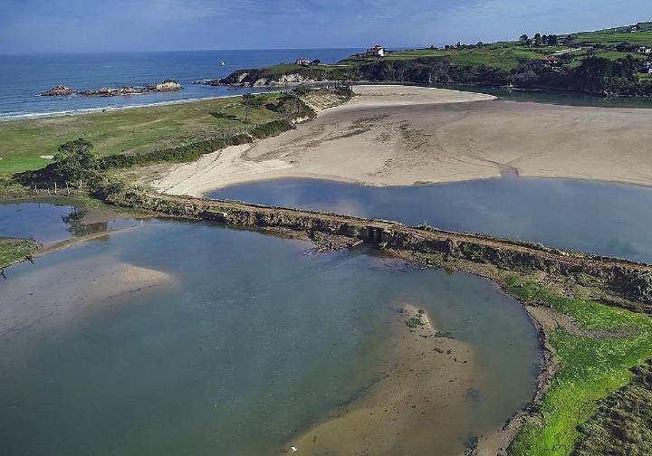 Costas desatasca la retirada del dique de la ría de Oyambre, en trámites desde 2018