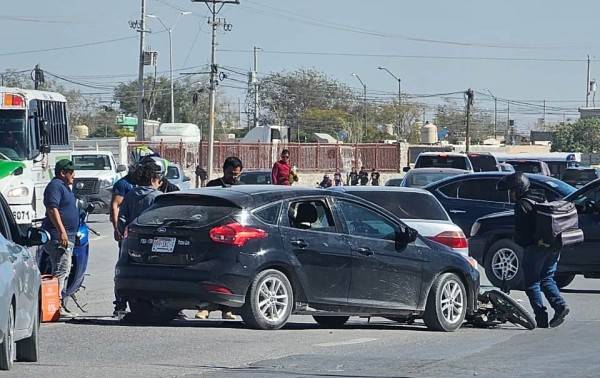 Repartidor en moto resulta herido tras ser impactado por un vehículo