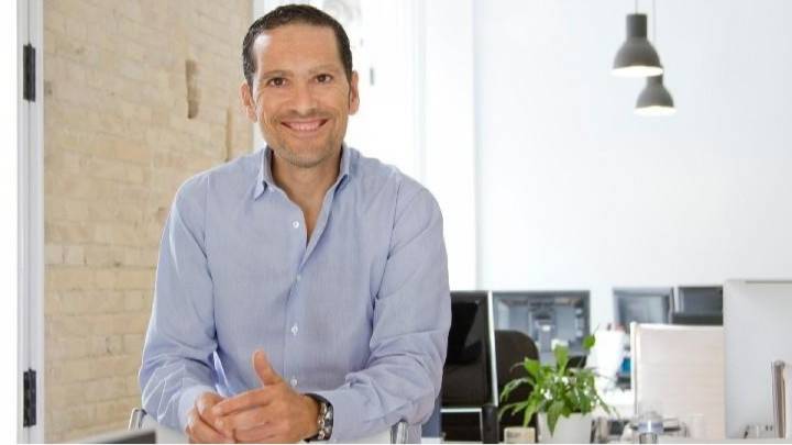 “La música que alivió a su madre inspira a Guillermo Giner a llevar melodías sanadoras a los hospitales”