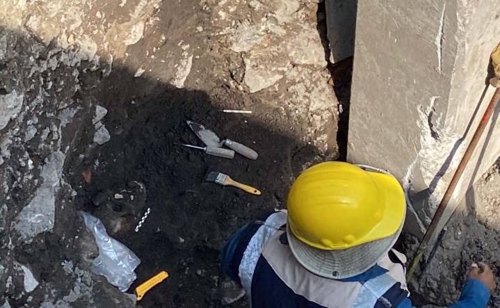 INAH confirma que hallaron un cráneo humano y un fragmento de cerámica en las obras de la Calzada Flotante