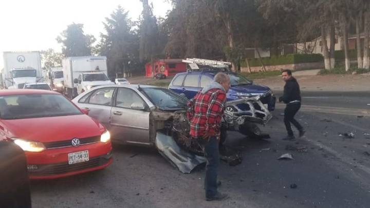 Sobre la carretera Panamericana de Atlacomulco: Se le lleva el tráiler por imprudente