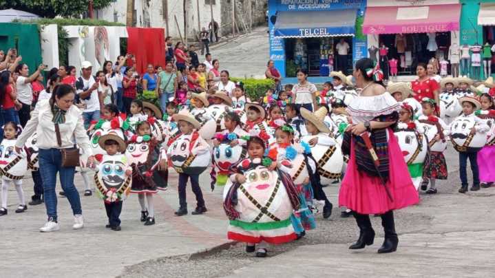 Con color y tradición realizan desfile revolucionario en Jaltocán