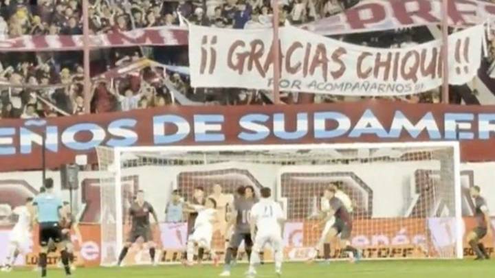 Los hinchas de Lanús colgaron una bandera con un mensaje al Chiqui Tapia: qué decía