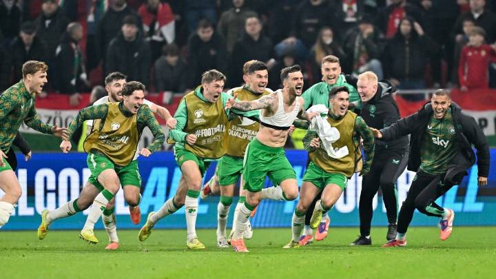 El festejo de Irlanda tras eliminar a Hungría con un gol sobre la hora en su remontada épica en Budapest