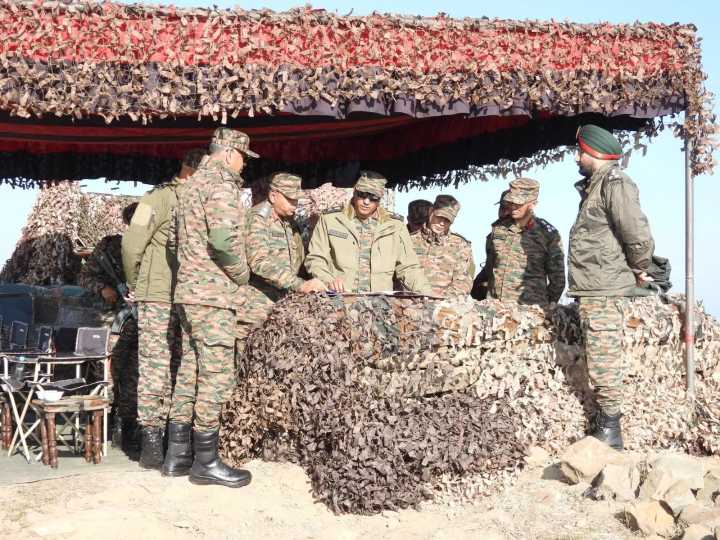 Northern Army Commander reviews security grid in Poonch