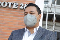 Revientan Jhovanni Oliver elección en el Sindicato Burocratas; bloquea y cierra puerta a cientos de votantes