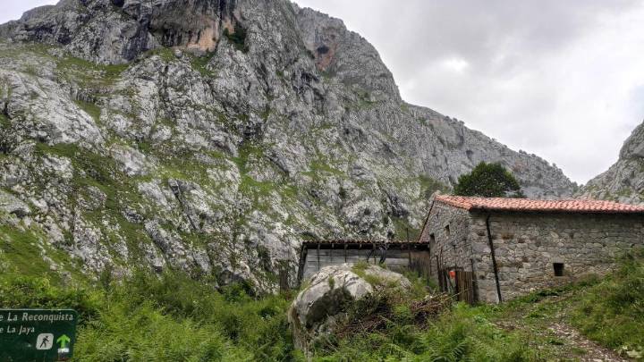 Muere una mujer tras caer a un río en una ruta de montaña en los Picos de Europa