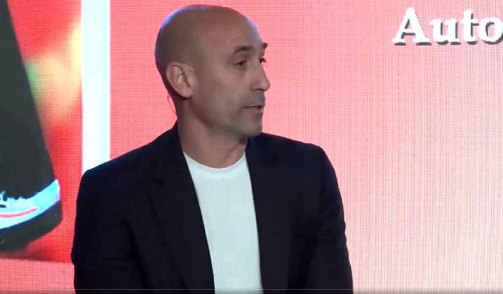 “Sinvergüenza”: Tío de Luis Rubiales le lanza huevos y casi provoca pelea (VIDEO)