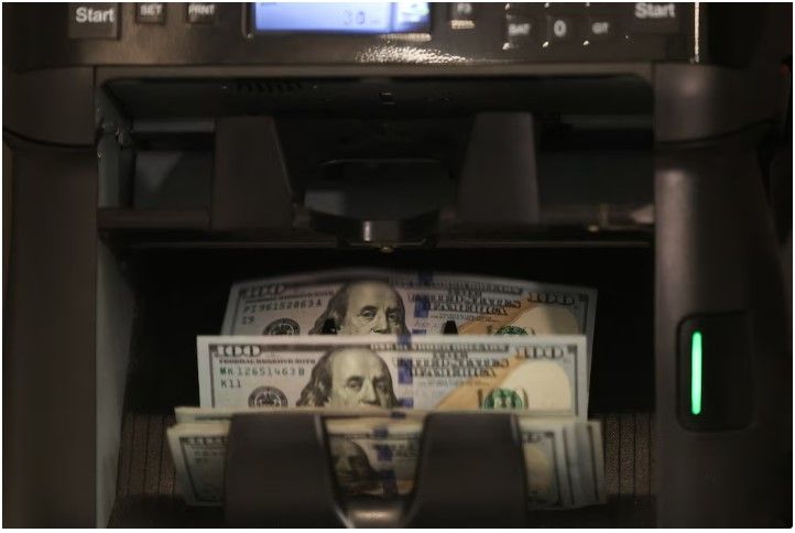 El dólar cortó la racha bajista y subió a $1.425, pero cayeron las cotizaciones financieras