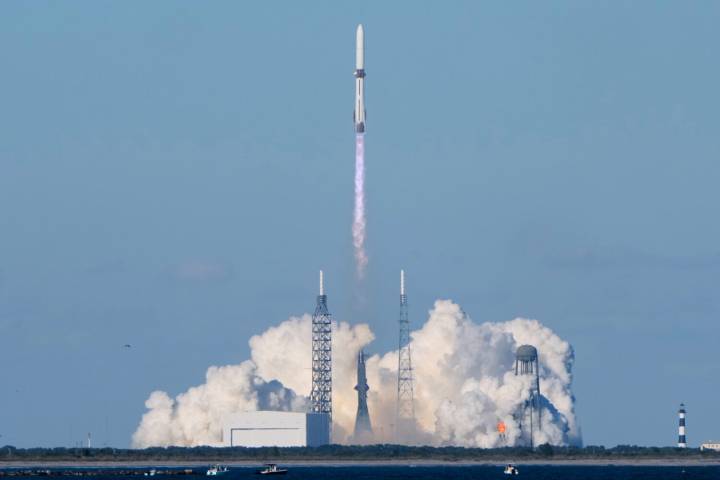 Blue Origin launches huge rocket carrying twin NASA spacecraft to Mars