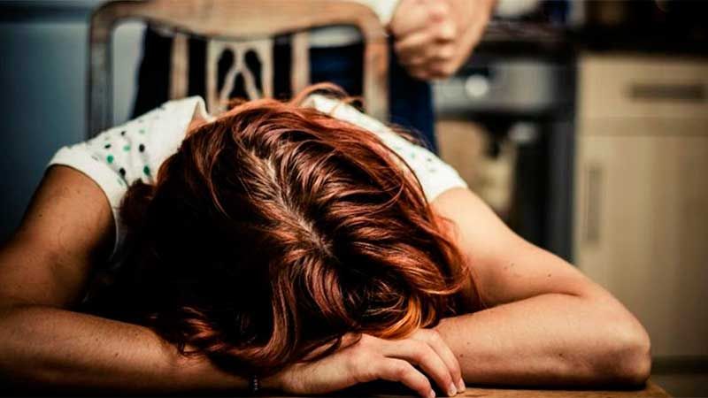 Aberrante: amenazó con un cuchillo a su novia y la violó con su amigo