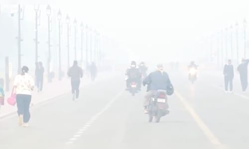 Delhi wakes up to thick layer of smog as AQI reaches 495, India Gate barely visible