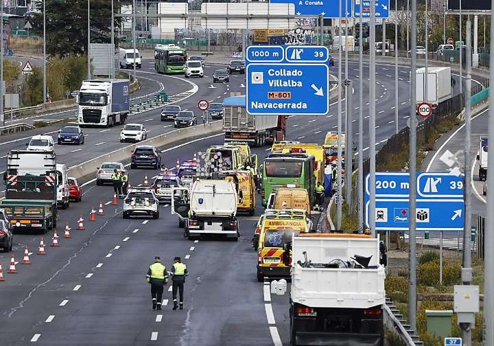 Heridas 24 personas en un accidente múltiple en la A-6 en Madrid con un autobús implicado
