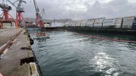 El Puerto da por controlado el vertido de aceite de palma de la ría de Vigo una semana después del suceso