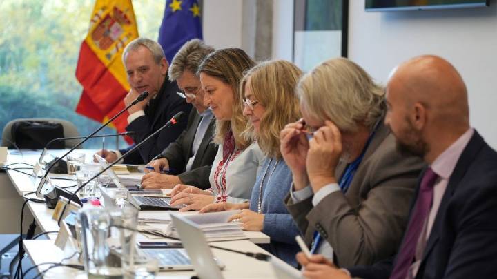 Gobierno y sindicatos pactan una subida del 11 % hasta 2028 para los empleados públicos