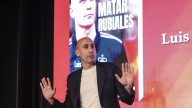 Momento del ataque a Luis Rubiales durante la presentación de su libro: "Me he asustado mucho"