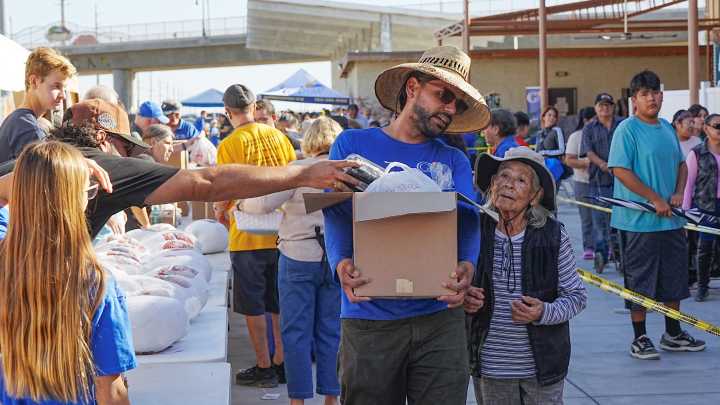 'New people, new faces' as Galilee Center serves 800 for Thanksgiving