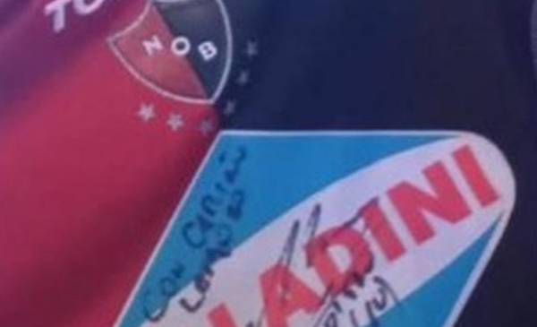 Robaron una camiseta de Newell’s firmada por Maradona mientras era exhibida en un museo cordobés