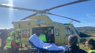 El helicóptero de Emergencias rescata a un ciclista de 55 años que había caído en una rambla de Perín