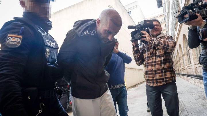 El fiscal pide 27 años de cárcel por asesinar a cuchilladas a su pareja ante su hija de dos años mientras conducía en Palma