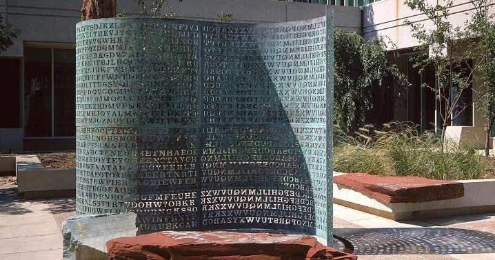 Información para descifrar mensaje secreto en escultura Kryptos de la CIA ronda el millón en subasta