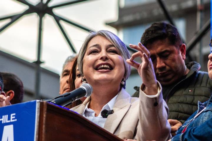 VIDEO. “Si alguien desconfía de su pueblo, el pueblo debe desconfiar de él”: Jara arremete contra Kast por uso de vidrio antibalas