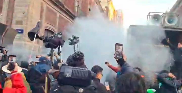 Maestros de la CNTE intentan portazo en Palacio Nacional