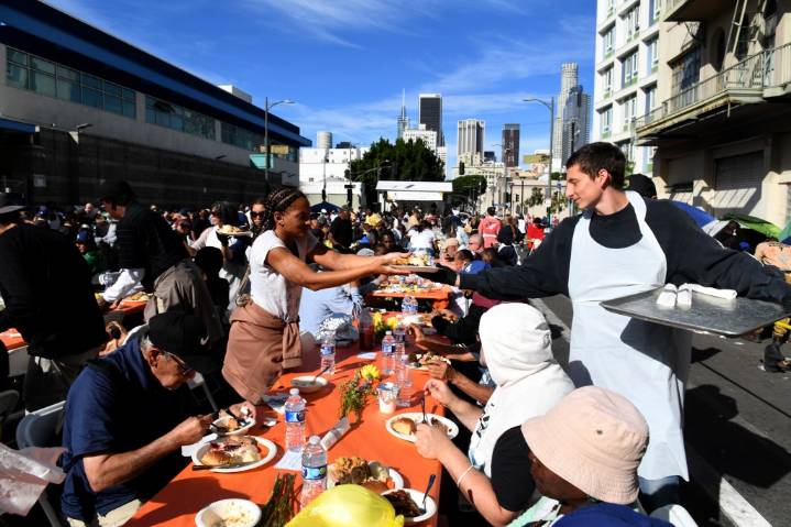 Throngs of LA County volunteers feed the needy on Thanksgiving