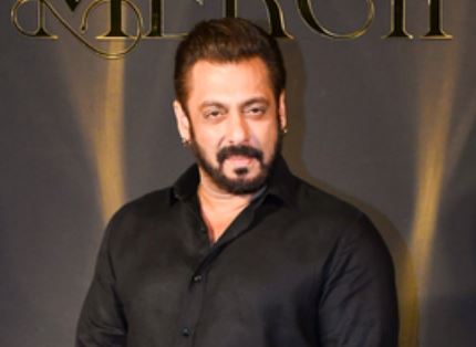 Salman Khan visits Dharmendra at hospital