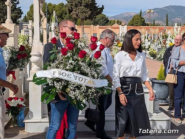 El PSOE de Totana rinde homenaje en la fosa común a las víctimas de la Guerra Civil y la dictadura