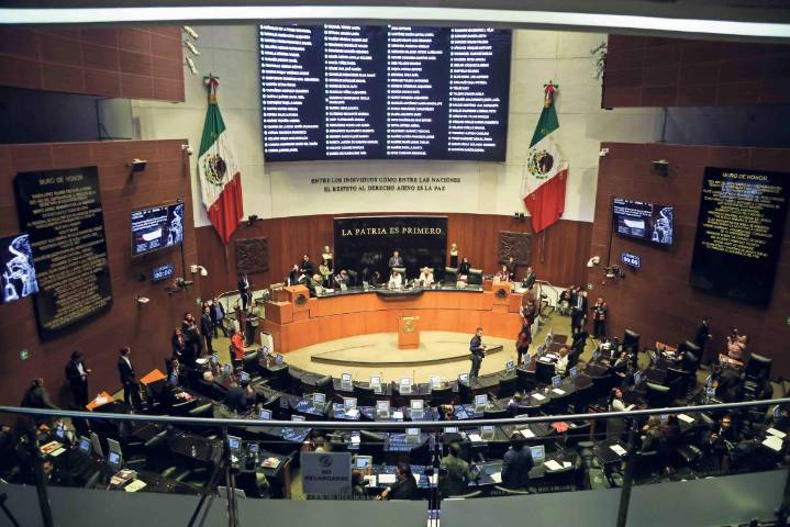 Permisos masivos también contagian a los senadores