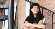 La historia de Agustina de Alba, la sommelier que transformó la forma de hablar de vino, y sus 3 consejos para elegir una botella en el súper