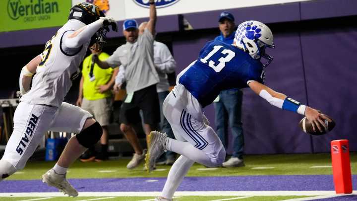 West Lyon clinches Iowa high school football state title over Regina