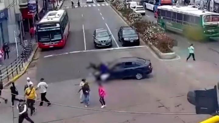 Manejaba en ojotas, perdió el control de su auto y atropelló a tres jubiladas