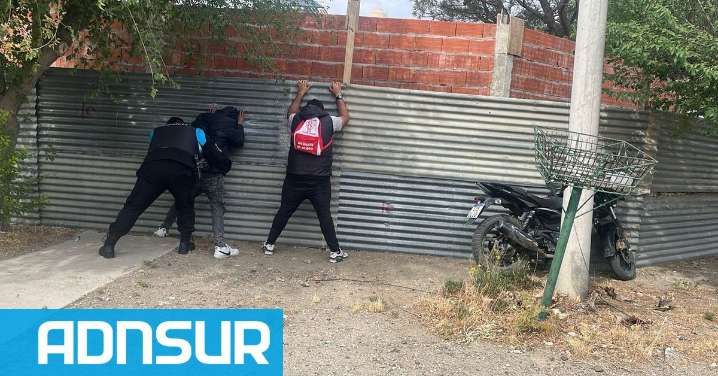 Un vecino los delató: atraparon a dos hombres cuando robaban una moto en el barrio Pueyrredón