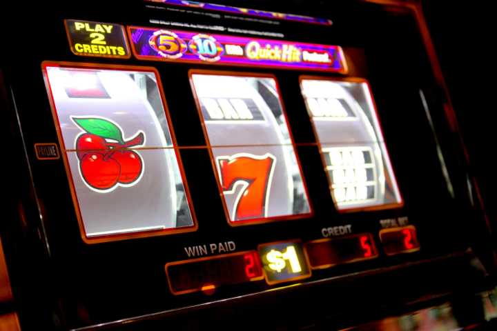 Abren tres máquinas de juego y roban $1,001 en gasolinera de Coamo