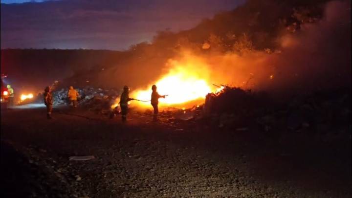 Incendio en Centenario desata alarma durante el temporal y deja 40 vehículos destruidos en un predio local