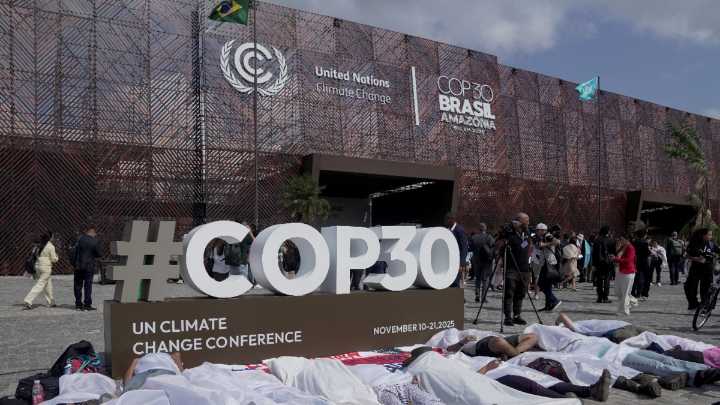 Fallas en seguridad y la falta de un acuerdo sobre los combustibles fósiles opacan el cierre de la COP30 en Brasil