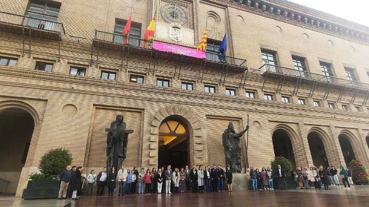 Zaragoza llora el asesinato de Eugenia en un minuto de silencio a las puertas del Ayuntamiento