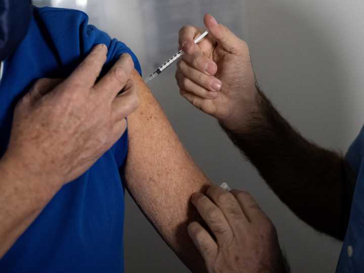 En pleno rebrote de casos de Covid hay un problema con la vacuna de Pfizer y ya falta stock en algunas provincias